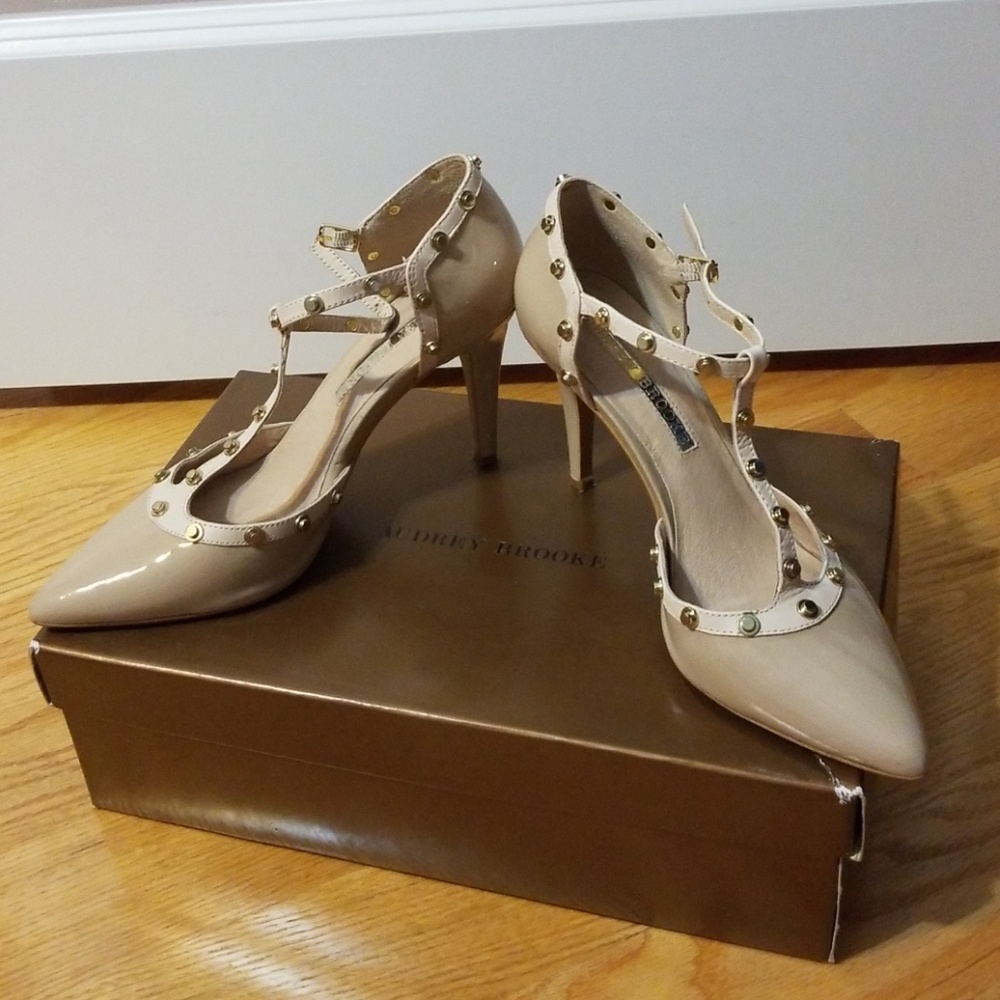 Audrey Brooke Nude/Gold Heels (Lightly Worn)